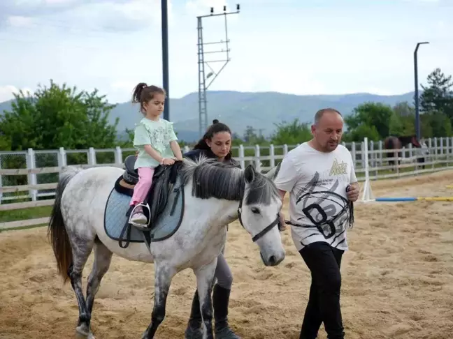 Kastamonu Daday'da Atlı Terapi ve Model Binicilik Merkezi Çocukların Gelişimine Katkı Sağlıyor