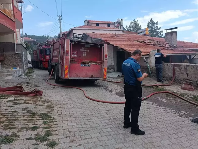 Çorum'un Bayat ilçesinde evde çıkan yangında anne ve oğlu dumandan etkilendi