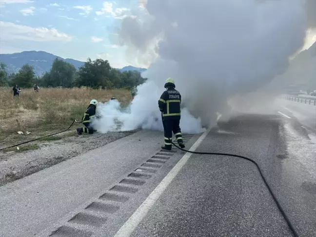 Çorum'un Osmancık ilçesinde seyir halindeyken alev alan otomobil itfaiye ekiplerince söndürüldü