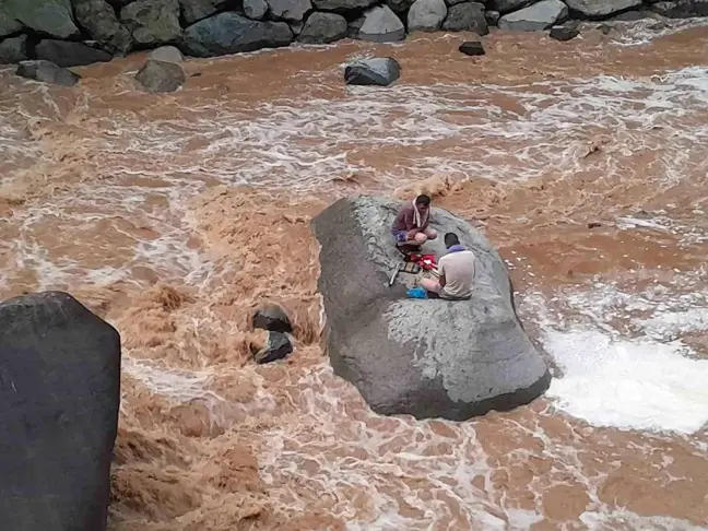 Rize'de mahsur kalan 2 kişi beton pompasıyla kurtarıldı