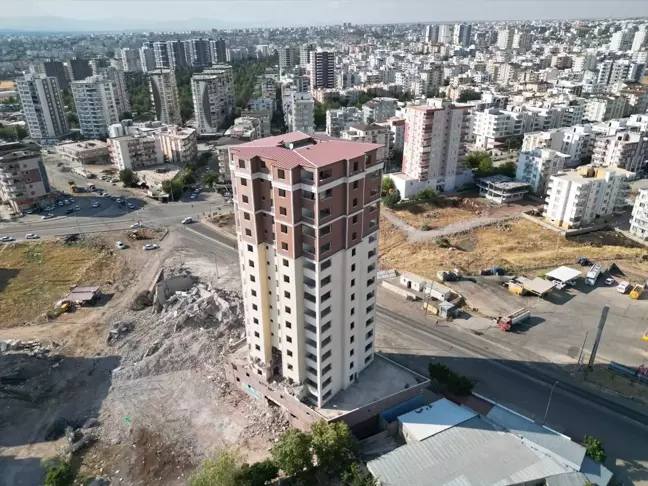 Siverek'te depremde hasar gören 17 katlı bina kontrollü şekilde yıkıldı