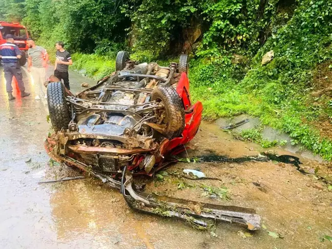 Rize'nin Ardeşen ilçesinde freni boşalan kamyonet uçurumdan aşağıya yuvarlandı