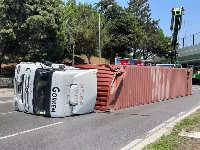 Bakırköy'de tırın alt geçide çarpmasıyla yol trafiğe kapatıldı