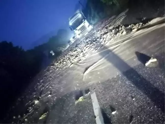 Giresun'da Sağanak Yağış Nedeniyle Yol Kapandı