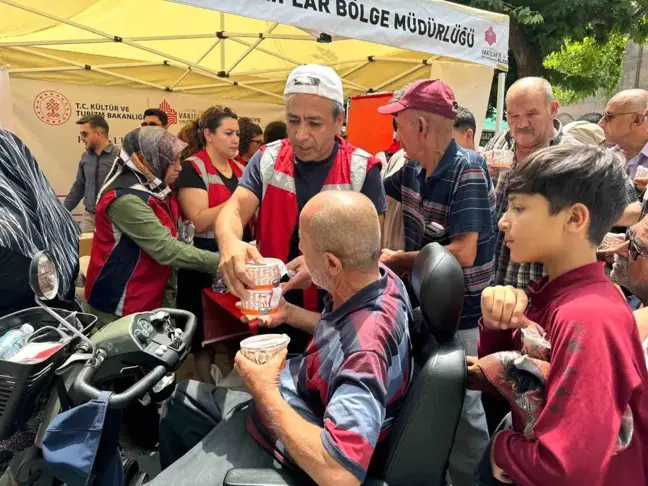 Kayseri Vakıflar Bölge Müdürlüğü'nden 4 Bin 250 Adet Aşure Dağıtıldı