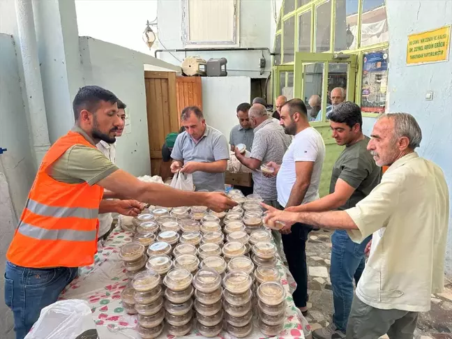 Mardin Savur Belediyesi Muharrem Ayı Dolayısıyla Vatandaşlara Aşure Dağıttı