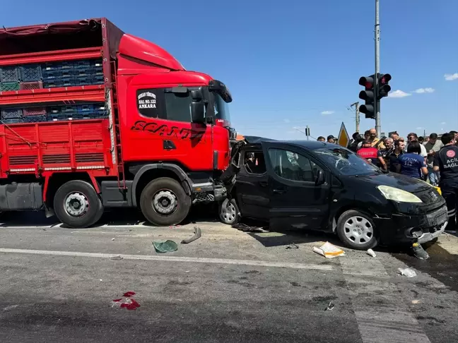 Bolvadin'de 5 aracın karıştığı zincirleme trafik kazasında 4 kişi yaralandı