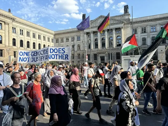 Berlin'de Filistin'e Destek Yürüyüşünde Polis Müdahalesi