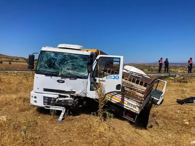 Diyarbakır'ın Çermik ilçesinde kamyon ile pikabın çarpışması sonucu 1 kişi öldü, 1 kişi yaralandı