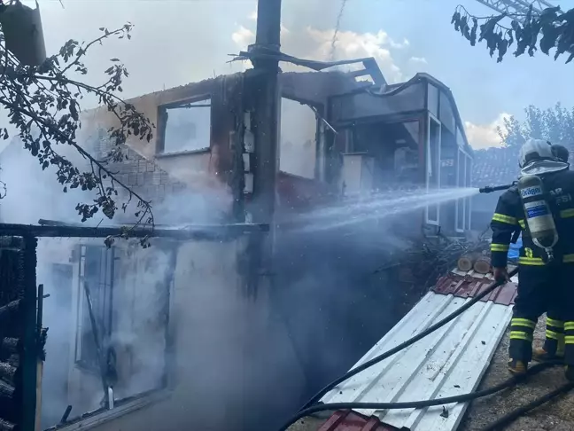 Tokat'ın Niksar ilçesinde tek katlı evde çıkan yangın söndürüldü