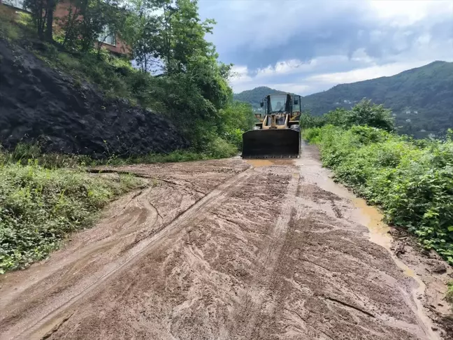 Trabzon'da sağanak yağış yolları etkiledi