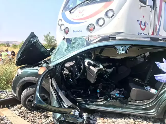 İzmir'de TCDD treni otomobile çarptı: 3 kişi hayatını kaybetti