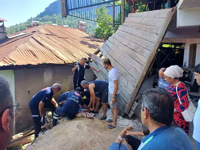 Adana'da çardak direği kırıldı, 4 kişi yaralandı