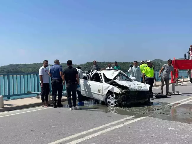 Göle düşen otomobildekilere saatlerdir ulaşılamayınca bir yakını göle atlamak istedi