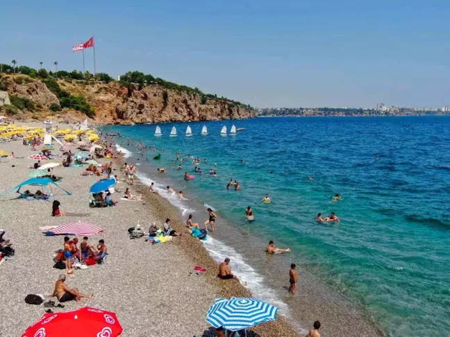 Antalya'da Sıcak Hava ve Nem Sahillerde Yoğunluk Oluşturdu