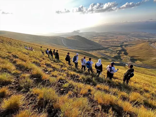 Bitlis'te Nemrut Kalderası'nda Yürüyüş Etkinliği Düzenlendi