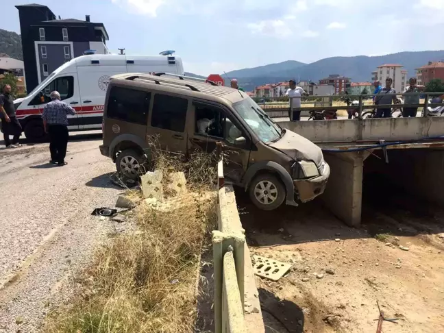 Bucak'ta Kaza: Otomobil ile Hafif Ticari Araç Çarpıştı, 3 Yaralı Hastaneye Kaldırıldı