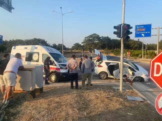 Çanakkale'de Ambulansla Otomobil Çarpıştı: 3 Yaralı