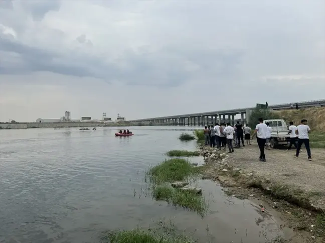 Edirne'de serinlemek için nehire giren 3 gençten 2'si kayboldu