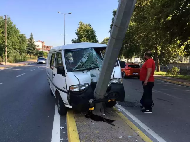 Kocaeli'de kamyonet aydınlatma direğine çarptı, sürücü yaralandı