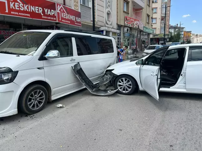 Sivas'ta otomobil minibüse çarptı: 5 yaralı