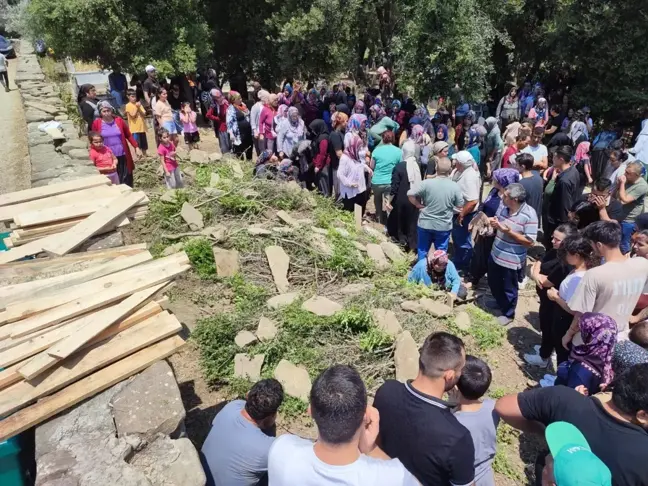 Seyhan Baraj Gölü'ne düşen otomobilde hayatını kaybeden aile son yolculuğuna uğurlandı