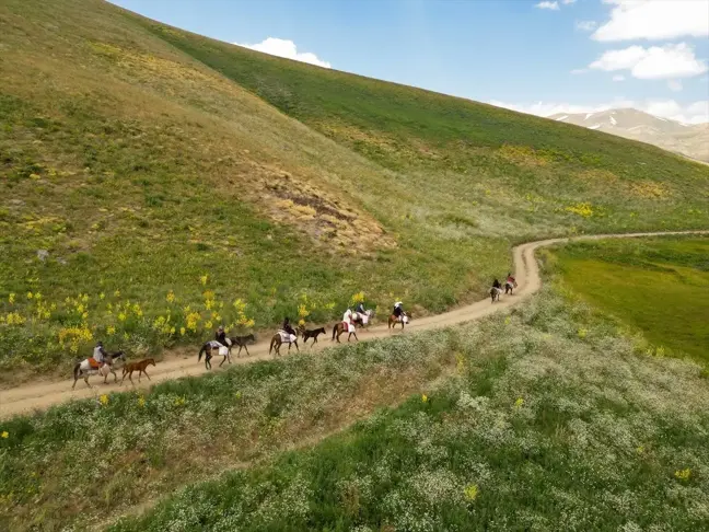 Van'ın Gürpınar ilçesindeki Berivanlar At Sırtında Yol Kat Ediyor