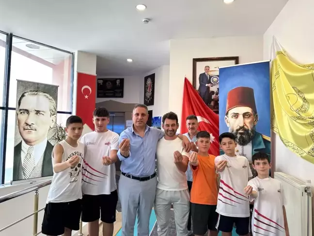 Güreşçiler Osmanlı Ocakları Genel Başkanı Kadir Canpolat'ı ziyaret etti