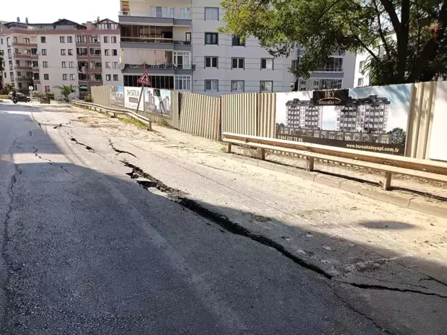 Mudanya'da Konut Projesi Yolu Çatlattı, Caddenin Bir Kısmı Trafiğe Kapandı