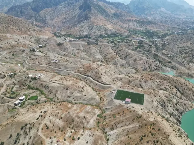 Şırnak'ın Hilal beldesindeki baraj gölü manzaralı stat genç futbolculara ev sahipliği yapıyor