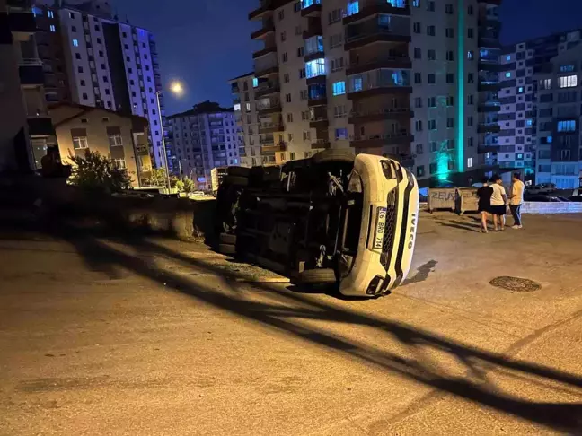 Ankara'da servis aracı devrildi, yaralanan olmadı