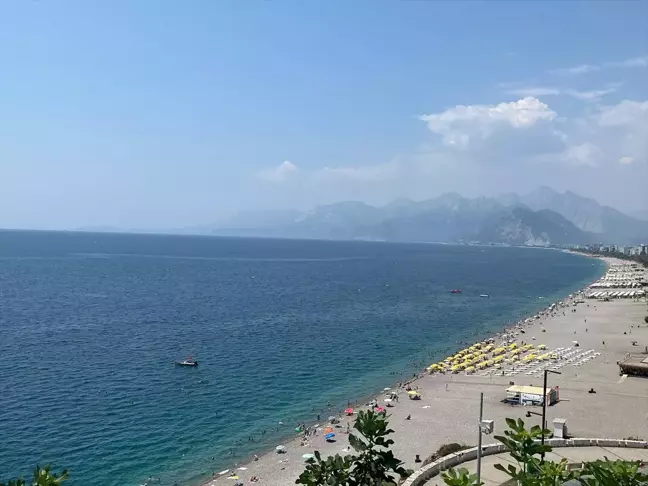 Antalya'da Sıcaklık ve Yüksek Nem Etkisi Devam Ediyor