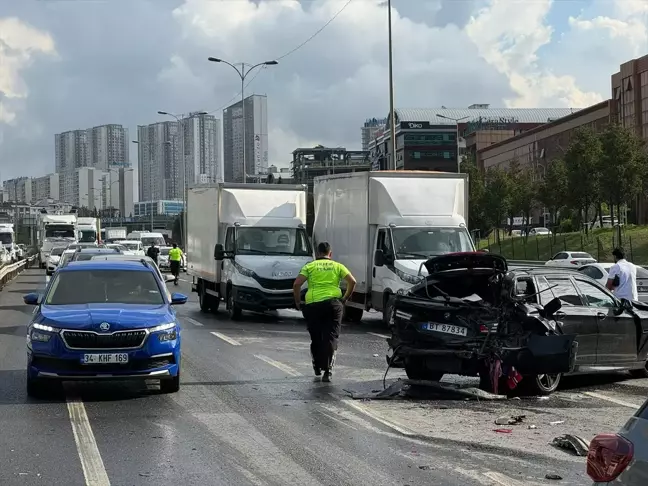 Esenyurt'ta Zincirleme Trafik Kazası: Trafiğin Tek Şeritten Sağlandığı Yolda Yoğunluk