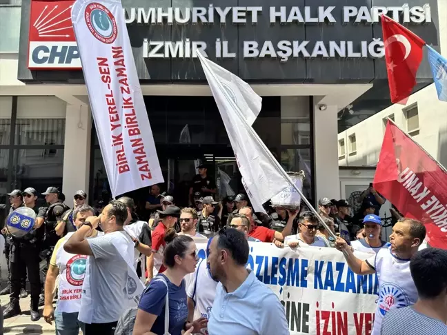 İzmir Büyükşehir Belediyesi Memurları CHP İl Başkanlığı Önünde Eylem Yaptı