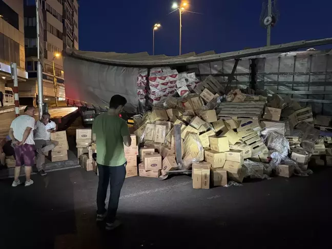 Kağıthane'de tırın dorsesi parçalandı, kuru gıda ürünleri caddeye döküldü