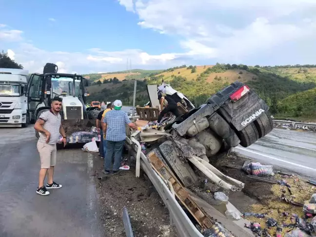 Samsun'da makarna yüklü tır devrildi