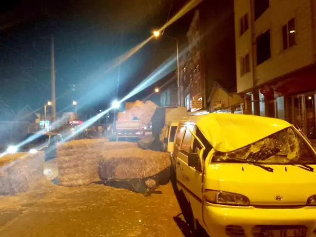 Tır dorsesi saman balyalarıyla dolu park halindeki araçların üzerine düştü