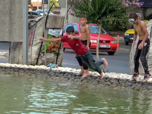 Antalya'da Sıcaktan Bunalan Çocuklar Süs Havuzunda Eğlendi