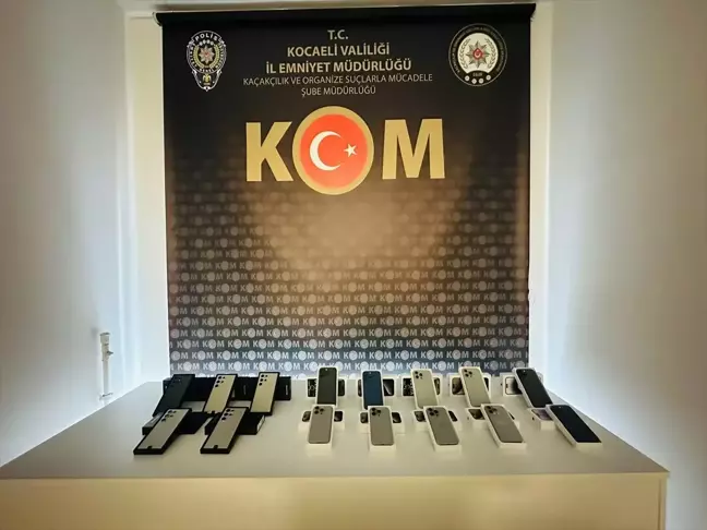 İzmit'te Gümrük Kaçağı Cep Telefonları Ele Geçirildi