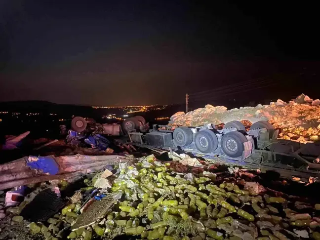 Mersin'de Tır Devrildi, Sürücü Hayatını Kaybetti