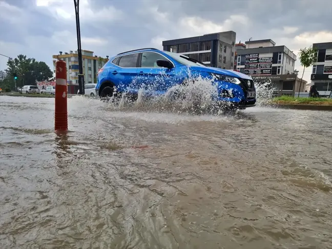 Kadirli'de Sağanak Yağış Sonucu Su Baskınları