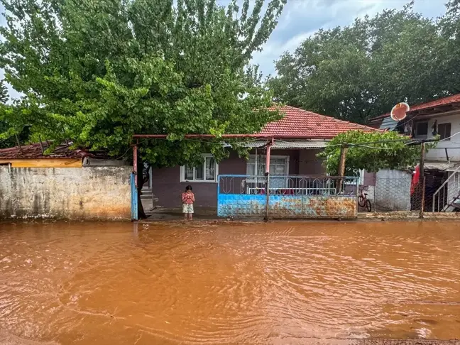 Uşak'ta Sağanak ve Dolu Hayatı Olumsuz Etkiledi