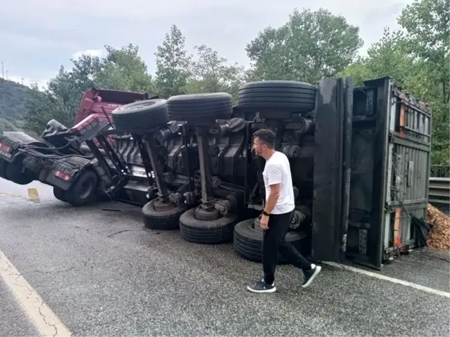 Sakarya'da yağışlı havada tır devrildi, uzun araç kuyrukları oluştu