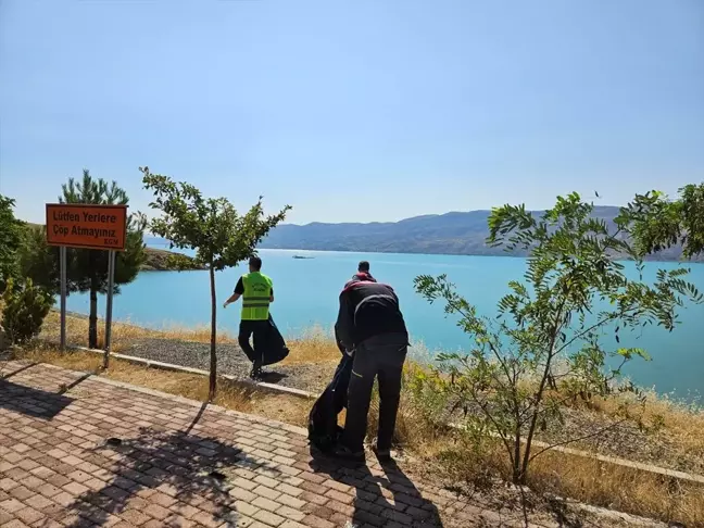 Elazığ İl Özel İdaresi Hazar Gölü'nde Çevre Temizliği Yaptı