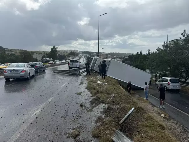 Büyükçekmece'de sağanak nedeniyle kayganlaşan yolda kamyon devrildi