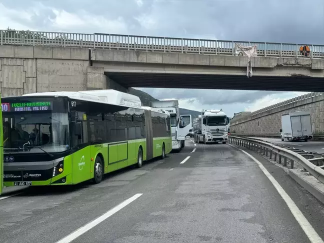 Kocaeli'de kömür yüklü tır devrildi, İstanbul istikameti ulaşıma kapandı