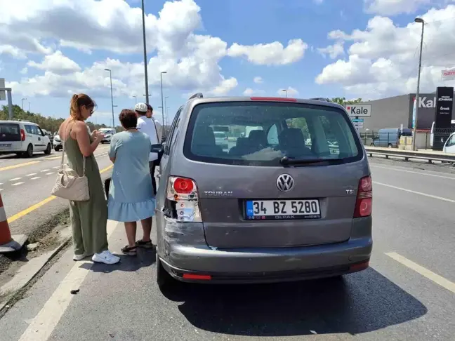 Küçükçekmece'de otomobil metrobüse çarptı: 1 yaralı