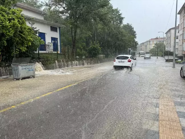 Bartın'da sağanak yağış günlük yaşamı olumsuz etkiledi