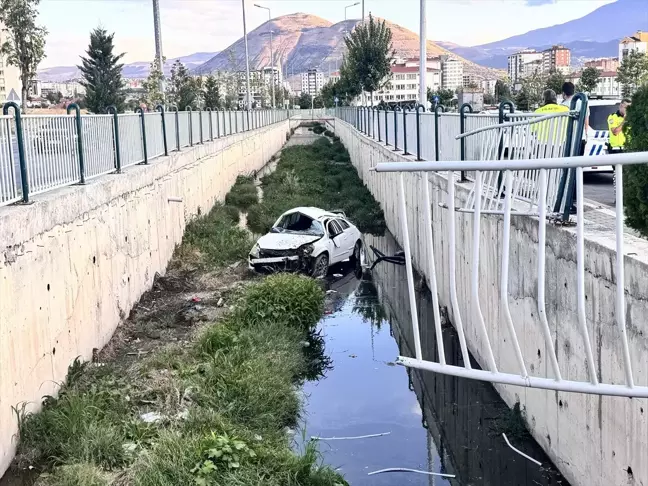 Kayseri'de Otomobil Kanala Düştü, Sürücü Yaralandı