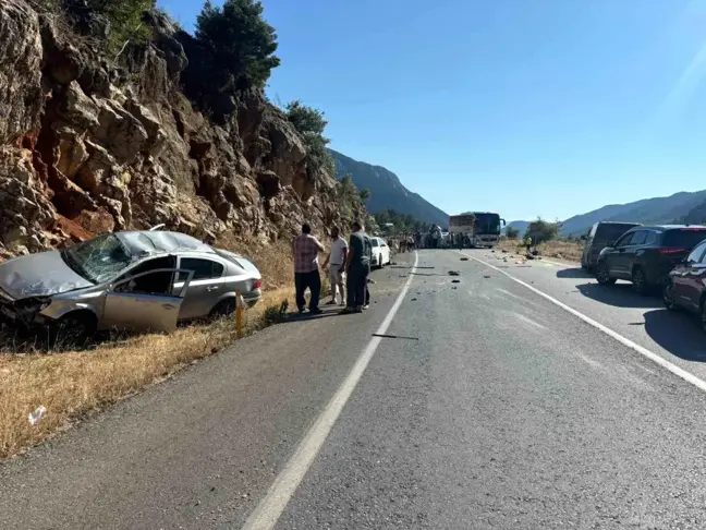 Antalya'da dört aracın karıştığı trafik kazasında 4 kişi yaralandı